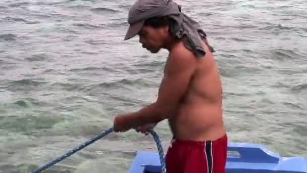 Люди ездят на Филиппинской лодке с бамбуковыми крыльями в море на Филиппинах. — стоковое видео
