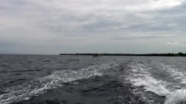 フィリピンの海に竹の翼を持つフィリピン船に乗る人々. — ストック動画