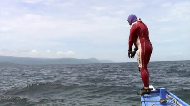 Люди ездят на Филиппинской лодке с бамбуковыми крыльями в море на Филиппинах. — стоковое видео