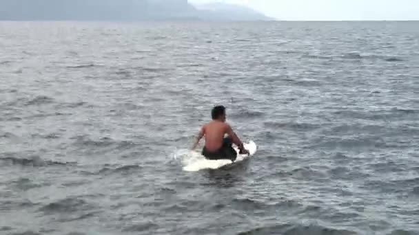 People ride on philippine boat with bamboo wings in sea in Philippines. — Stock Video