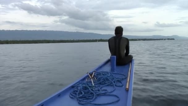 People ride on philippine boat with bamboo wings in sea in Philippines. — Stock Video