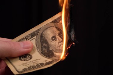 Elde tutulan 100 dolarlık banknot. Yanan para.