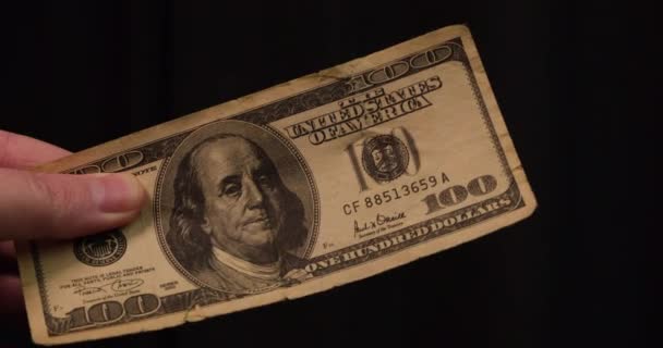 Felgyújtani Egy 100 Dolláros Bankjegyet Amit Kézben Tartanak Égő Pénz — Stock videók