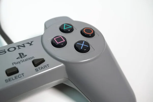 Orijinal PS1 konsolu için Sony PlayStation denetleyici. Düğmeleri kapat.
