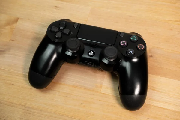 Sony Dualshock Controller För Ps4 Spelkonsol Träbord — Stockfoto