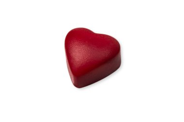 Beyaz arka planda kırmızı kalp çikolatası.