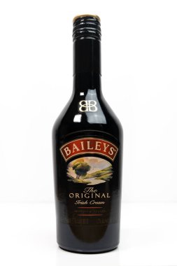 Baileys İrlanda kreması şişesi. Beyazda izole edilmiş.