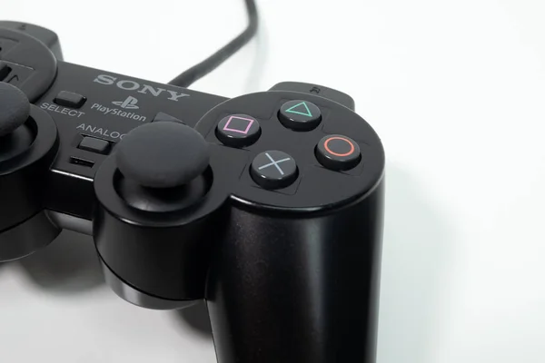 Playstation Ps2ゲーム機用ソニーデュアルショック2コントローラー ボタンを閉じる — ストック写真