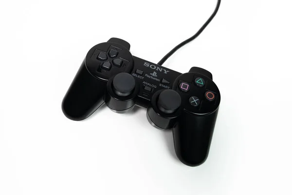 Playstation 2ゲーム機用ソニーデュアルショック2コントローラー 白地に隔離された — ストック写真