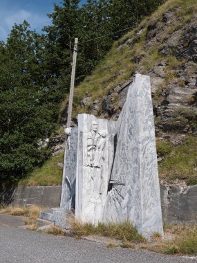 İtalya, Toskana, Carrara 'da Campocecina yakınlarında Piazzale dell' uccelliera 'daki mermer heykel..