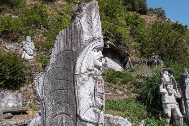 Mario Del Sarto 'nun Mermer Heykelleri, Carrara' daki Mortarola Kamu Alanı - Toskana, İtalya.