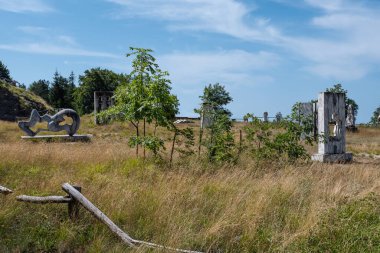 Settimia Spizzichino Anıt Parkı: İtalya 'nın Toskana kentindeki Carrara kentindeki Campocecina' da Shoah 'a adanmış mermer heykeller.