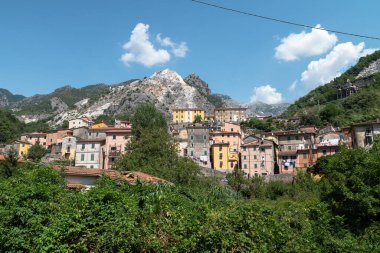 Torano 'nun bir kısmı Carrara' da, Mermer ocaklarının çevresine yuva yapmış bir ülke, Toskana - İtalya.