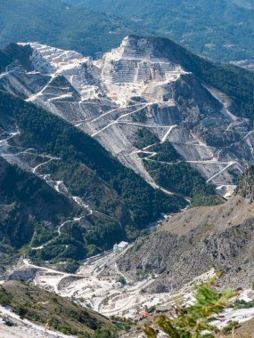 Carrara mermer ocaklarının manzarası.