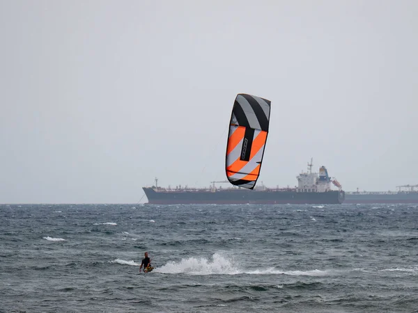 Kitesurf Durante Dia Ventoso Com Mar Muito Áspero Barco Industrial — Fotografia de Stock