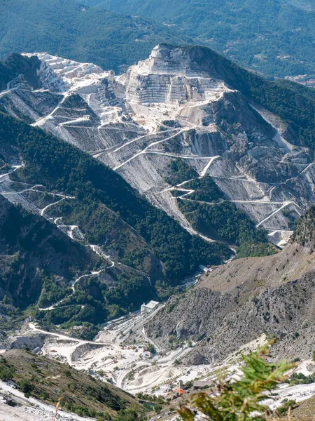 Carrara mermer ocaklarının manzarası.