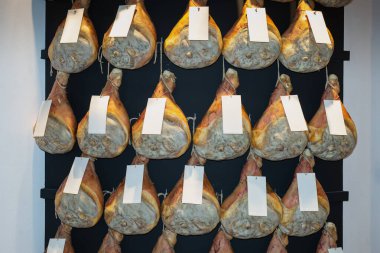 Bir grup ham jambon duvara asılmış..