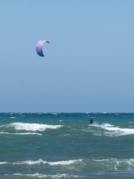 Kitesurf Durante Dia Ventoso Com Mar Muito Áspero — Fotografia de Stock