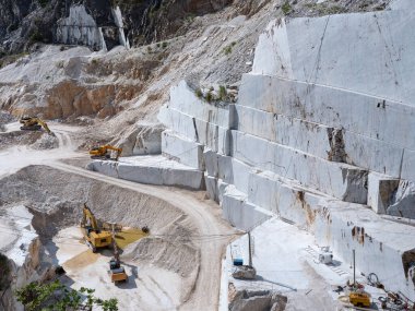 Kazı araçlarının çalışmaya hazır olduğu Carrara mermer ocaklarının görüntüsü.