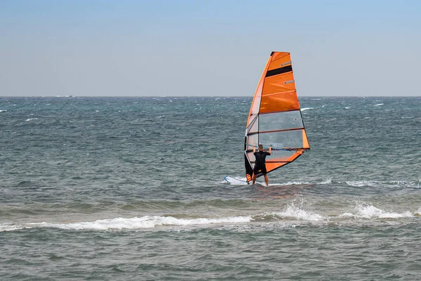 Orange Windurf Riding Vågorna Ett Choppy Sea — Stockfoto