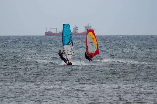 Windsurf Laranja Azul Montando Ondas Mar Choppy Barco Grande Fundo — Fotografia de Stock