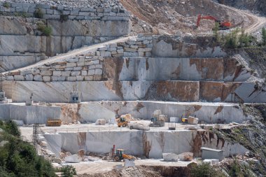 Çalışmaya hazır kazı ekipmanlarıyla Carrara mermer ocaklarının görüntüsü.