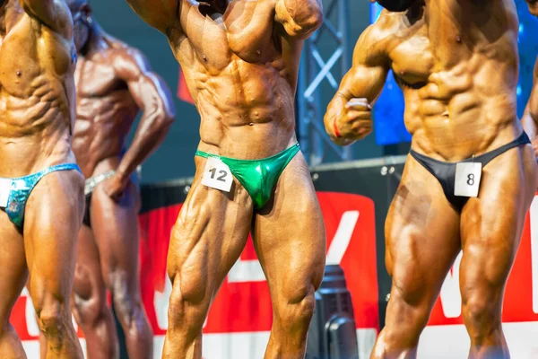 Bodybuilding Contest Auf Der Bühne Bodybuilder Mit Perfekten Abs Schultern — Stockfoto