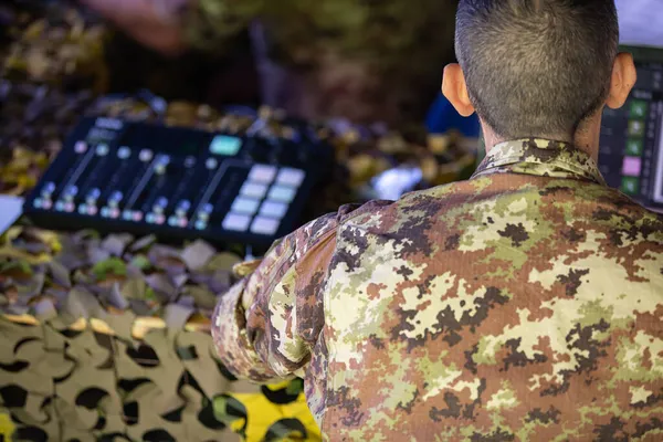 Soldat Specialiserad Militär Radiokommunikation Ett Militärt Tält — Stockfoto