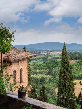 Ortaçağ Toskana 'nın San Gimignano şehrinin Ortaçağ Kasabası' nın tepelerinden görülen kırsal manzara - İtalya.