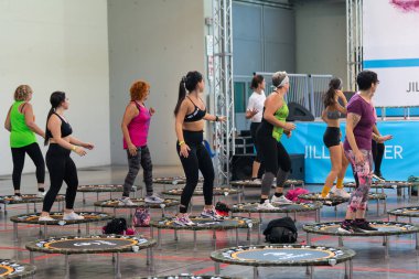 Mini Ribaund Çalışması: Müzik eşliğinde Spor Salonu 'nda Spor Yapan İnsanlar.