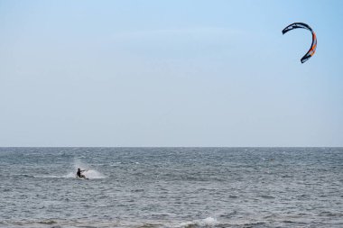 Çok dalgalı bir denizle rüzgarlı bir günde uçurtma uçurmak.