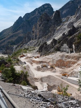 Kazı araçlarının çalışmaya hazır olduğu Carrara mermer ocaklarının görüntüsü.