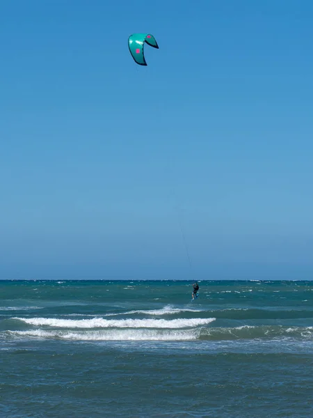 Kitesurfen Einem Windigen Tag Mit Sehr Rauer See — Stockfoto