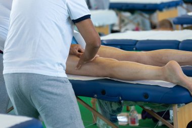 Spor Antrenmanından sonra atletin Ayakları Profesyonel Masaj Tedavisi: Fitness ve Sağlık.