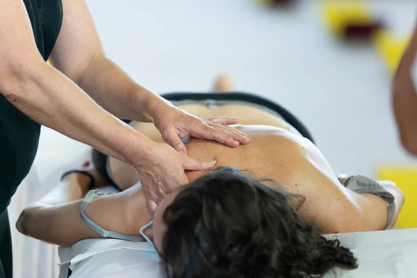Massagem Nas Costas Atleta Após Atividade Fitness Bem Estar Esporte — Fotografia de Stock