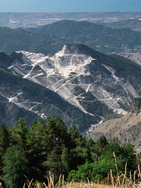 Carrara mermer ocaklarının manzarası.