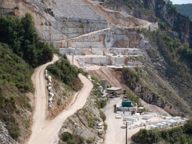 Çalışmaya hazır kazı ekipmanlarıyla Carrara mermer ocaklarının görüntüsü.