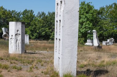 Settimia Spizzichino Anıt Parkı: İtalya 'nın Toskana kentindeki Carrara kentindeki Campocecina' da Shoah 'a adanmış mermer heykeller.
