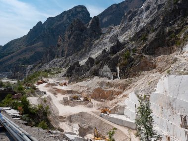 Kazı araçlarının çalışmaya hazır olduğu Carrara mermer ocaklarının görüntüsü.