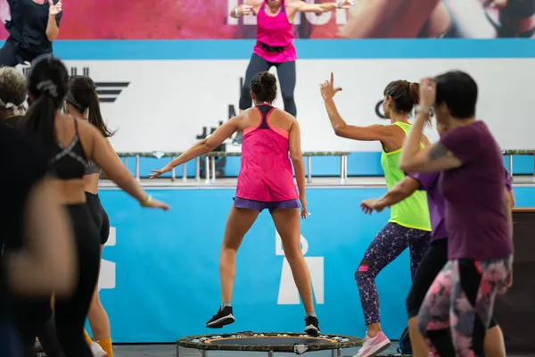 Mini Rebounder Workout Pessoas Fazendo Fitness Exercício Aula Ginásio Com — Fotografia de Stock