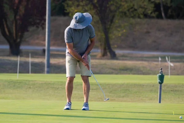 Man Big Sun Hat His Head Playing Golf — Stock Photo, Image