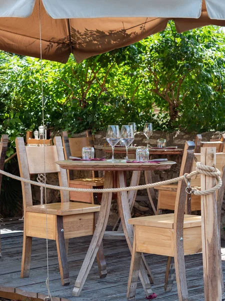 Empty Wooden Tables Crystal Wine Tasting Glasses Set Outdoor Lunch — Stock Photo, Image