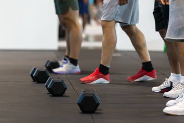 Rimini, İtalya - Eylül 2021: Spor Salonu Ağırlık Ekipmanı 'nda Siyah Dambıllar ve Mens Bacakları ve Ayakkabıları Ayrıntıları