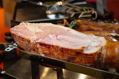 Bir metal dilimleme ekipmanının içinde pişirilmiş jambon.