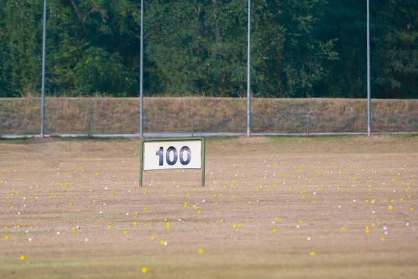 Golf Training Bereik Met Meerdere Witte Ballen Honderd Meter Afstand — Stockfoto