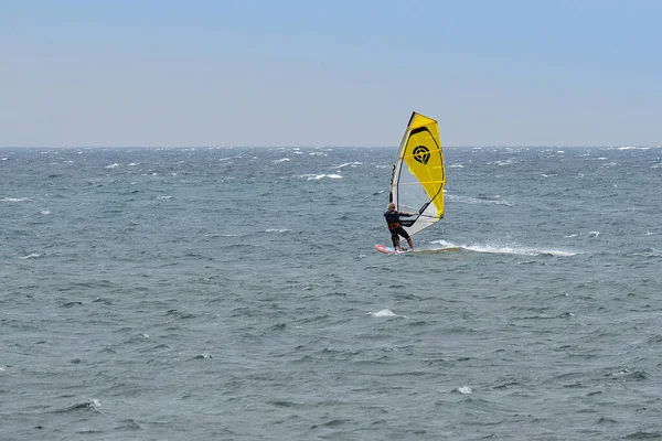 Windsurf Amarelo Montando Ondas Mar Choppy — Fotografia de Stock