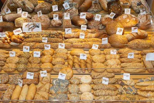 パン屋さんで種類豊富なイタリアパンの盛り合わせ — ストック写真