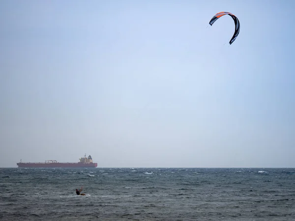 Kitesurf Durante Dia Ventoso Com Mar Muito Áspero Barco Industrial — Fotografia de Stock