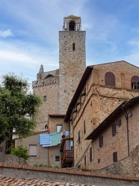 トスカーナ シエナのサン ジミニャーノにある鐘楼とレンガ造りの家の詳細 イタリア — ストック写真