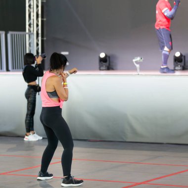 Rimini, İtalya - Eylül 2021: Beden Eğitiminde Spor: Sahnede Müzik ve Öğretmenle Sınıfta Egzersiz Yapan Kızlar.